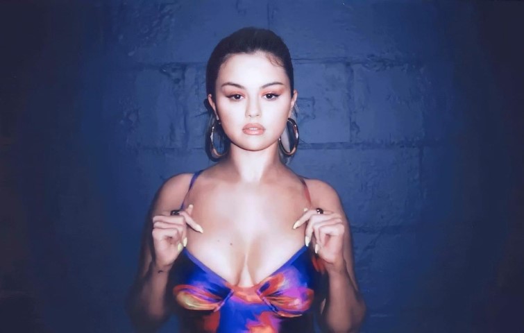 Selena Gomez Nude Big Tits Leaked Topless Pics 8 - Selena Gomez Nude Big Tits Leaked Topless Pics